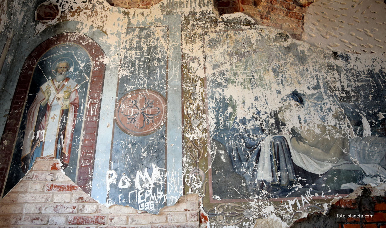 Часть сохранившихся росписей стен Спасской  церкви с. Иж Пижанского района Кировской области