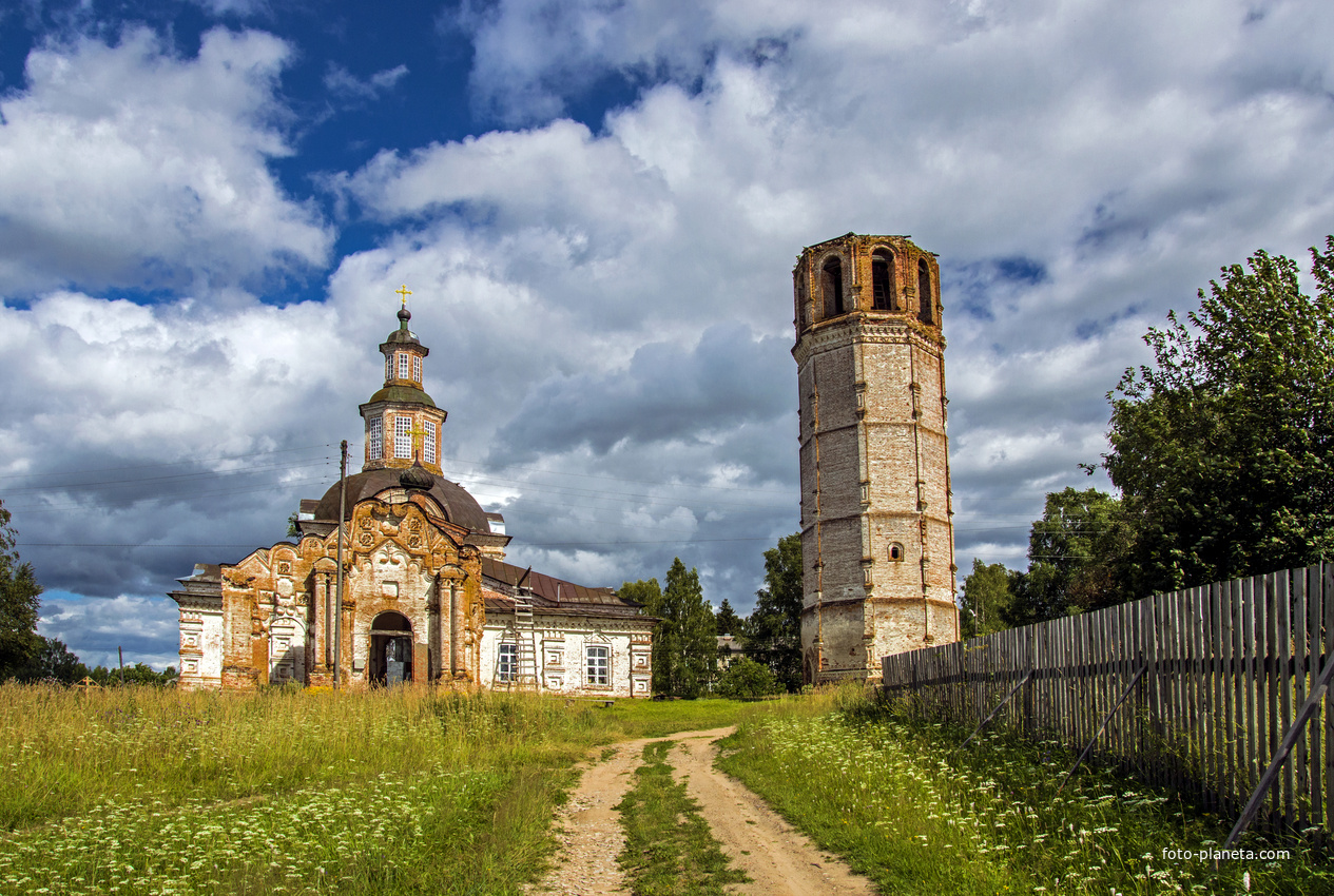 Церковь Николая Чудотворца и колокольня в с. Сырьяны Белохолуницкого района Кировской области