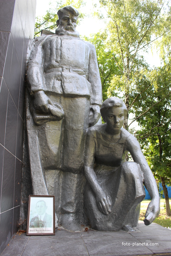 Батрацкая Дача. Братская могила советских воинов (1943 г.).