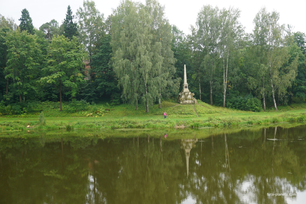 Река Славянка.Памятный знак в честь образования города.