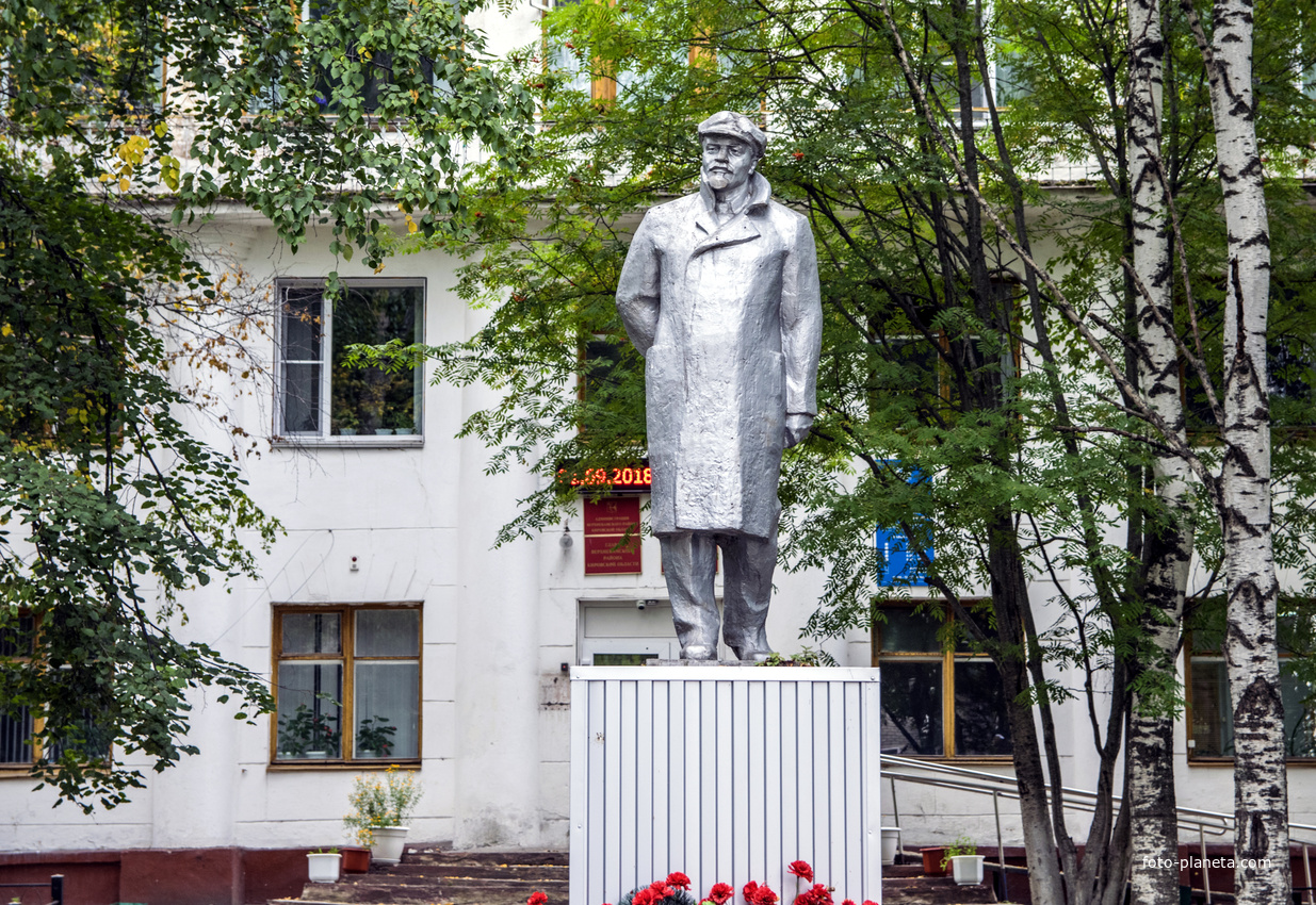 Памятник Ленину у здания администрации в г. Кирсе