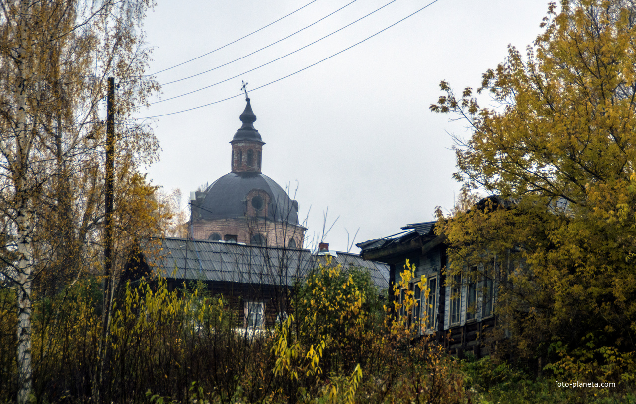 Церковь Воздвижения креста Господня и жилой дом в с. Кленовица Орловского района