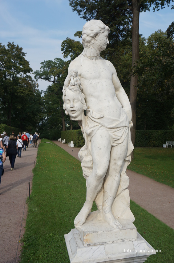 В Екатерининском парке...Скульптура.