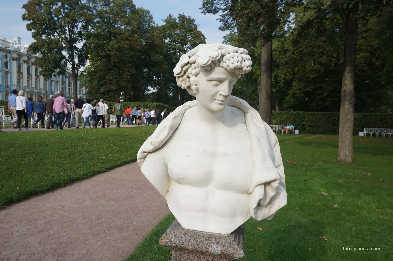 В Екатерининском парке...Скульптура.
