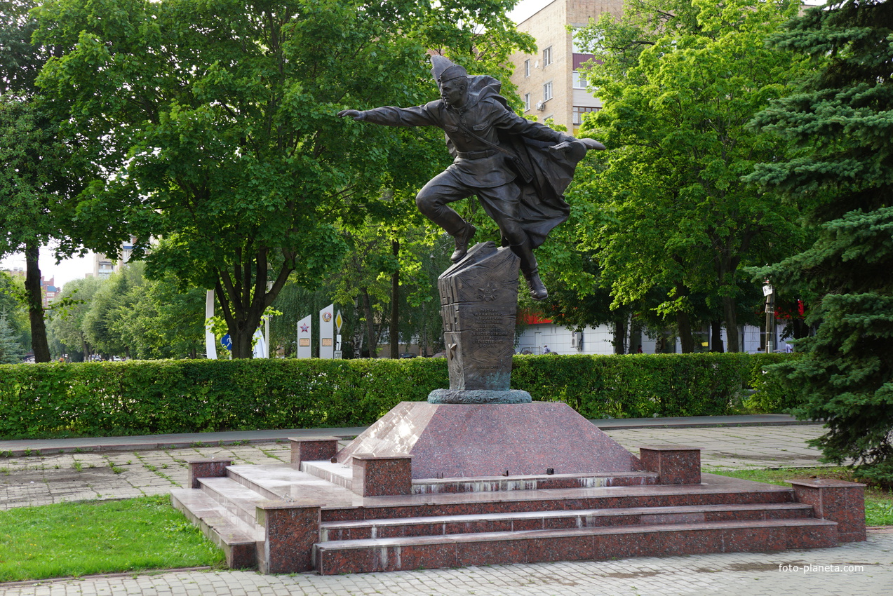 Памятник работникам 120 и 150 заводов участвовашим в Великой Отечественной войне
