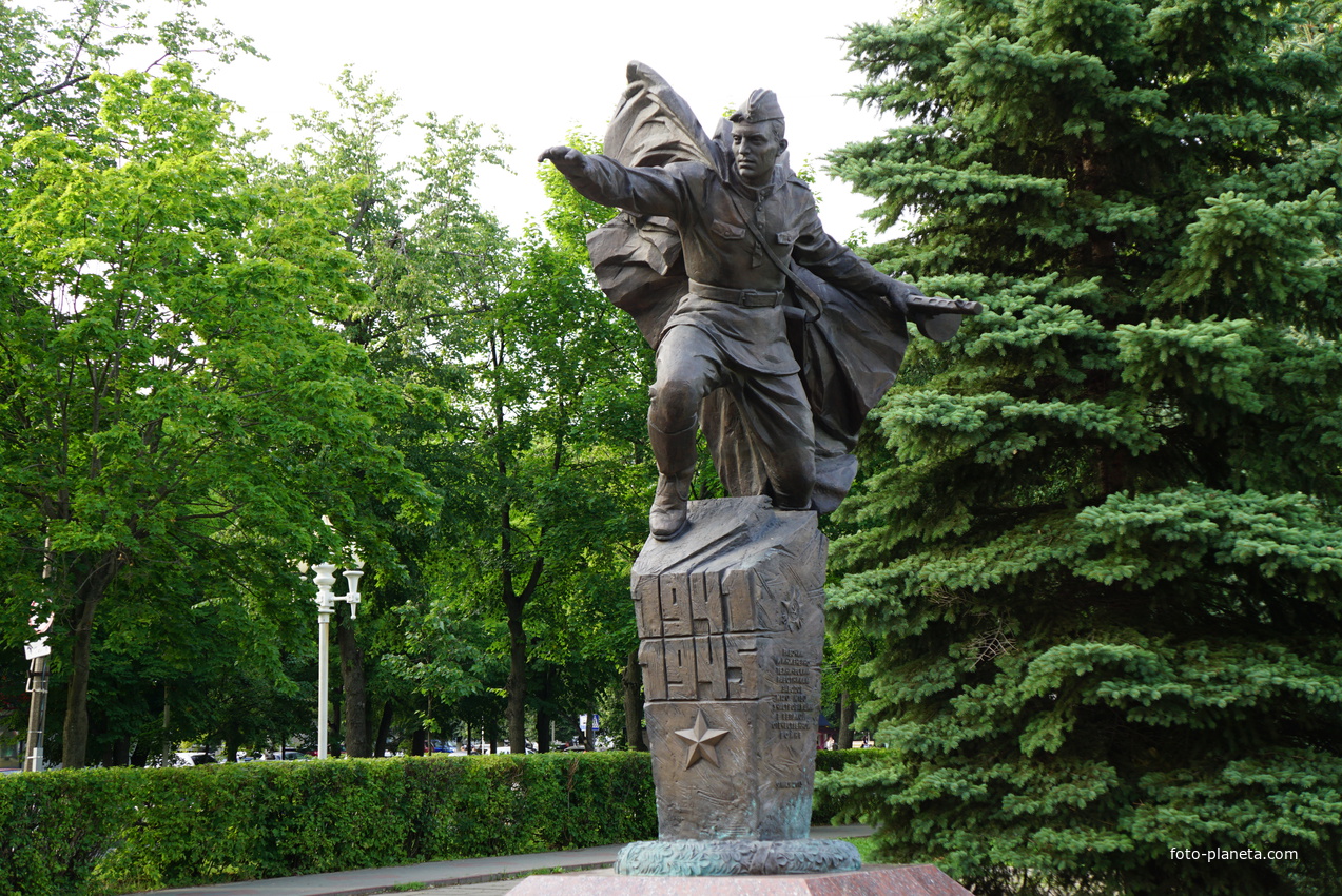Памятник работникам 120 и 150 заводов участвовашим в Великой Отечественной войн