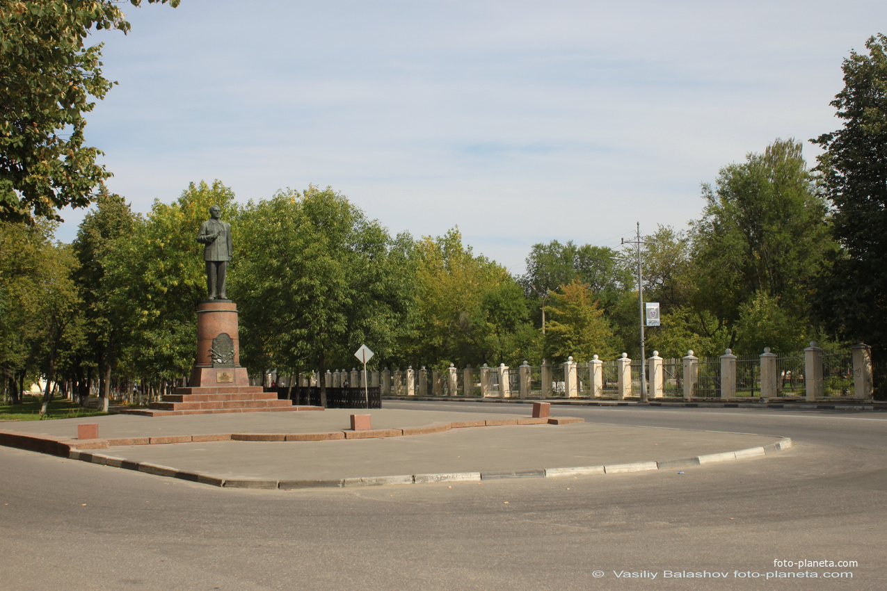 Памятник В.А. Дегтярёву на ул. Абельмана