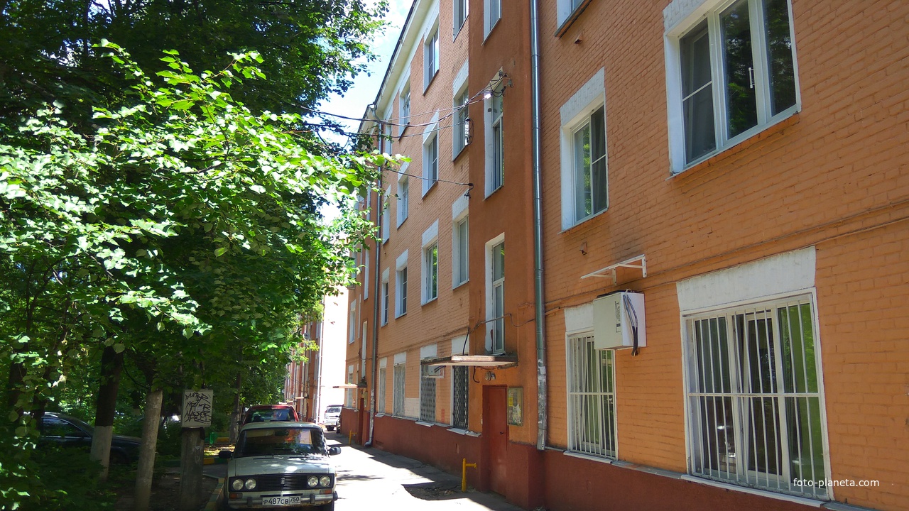 Во дворе, Большая Серпуховская улица