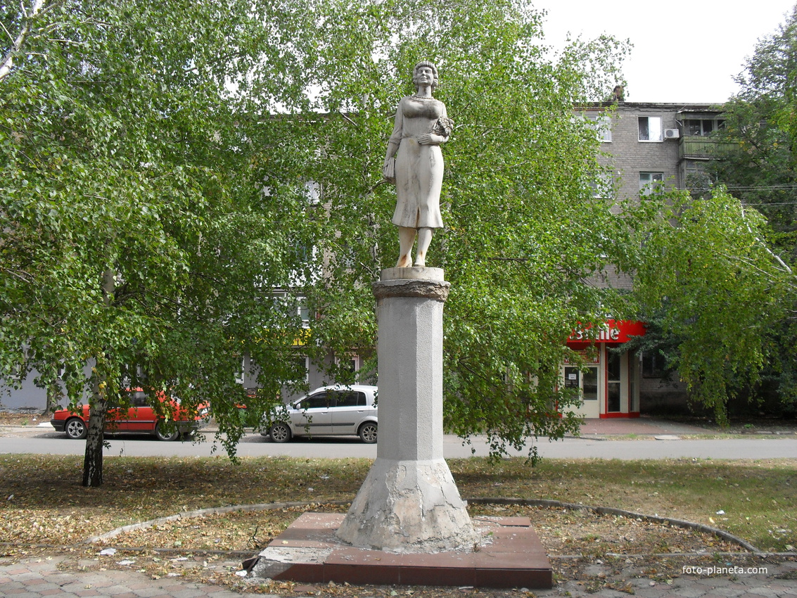 Памятник женщине-матери. б. Космонавтов