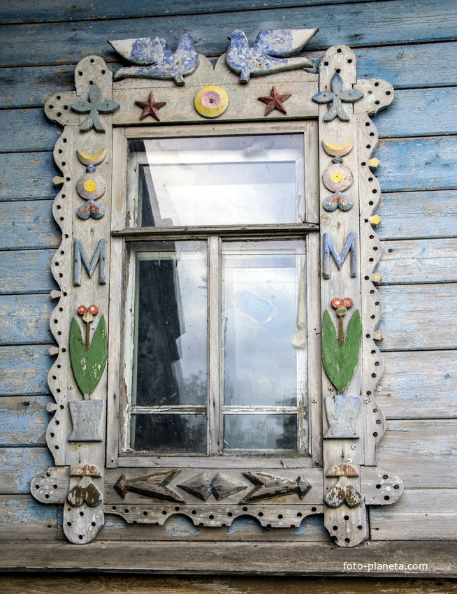 Окно заброшенного дома в деревне Москва Верхошижемского района
