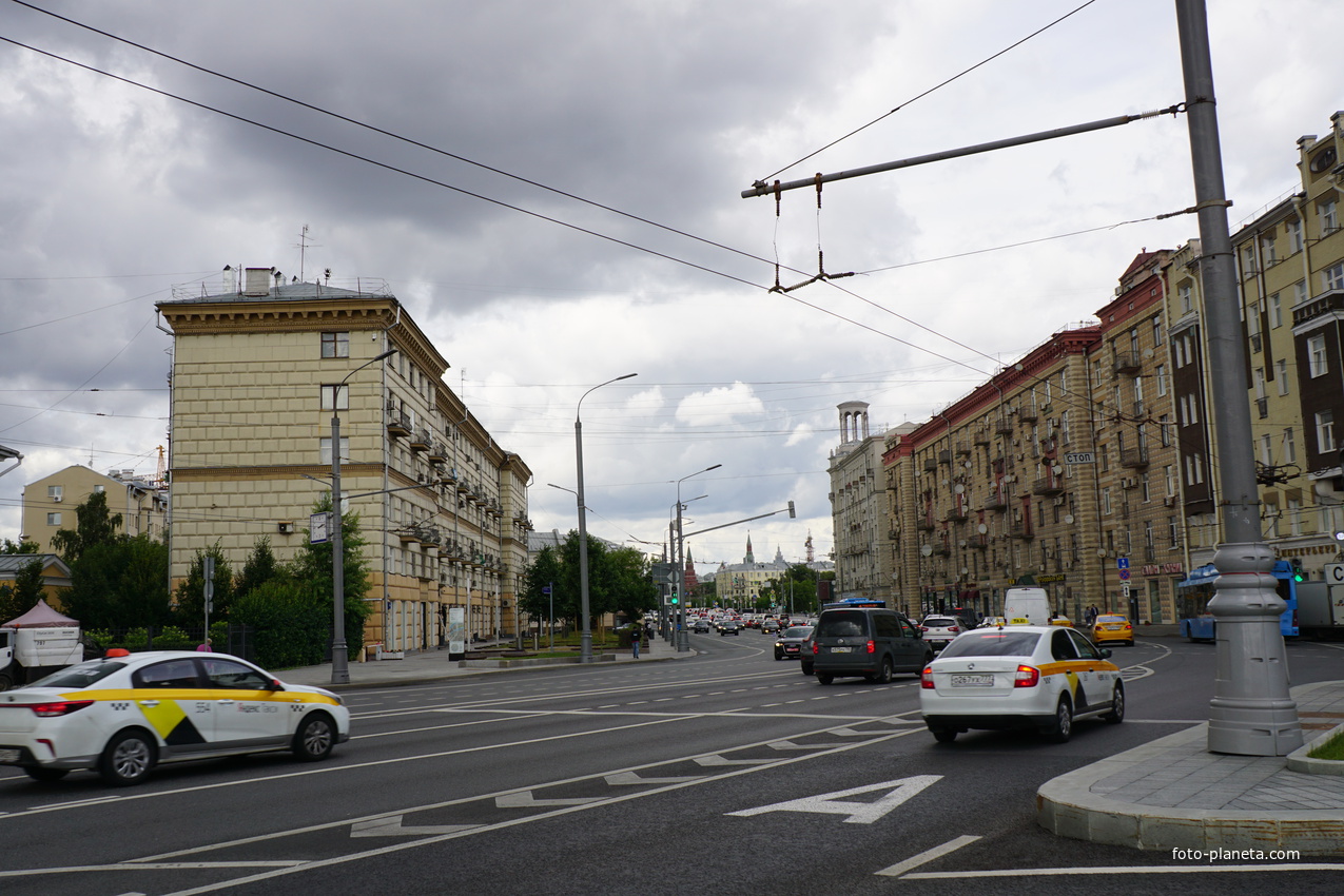 Перекресток Якиманского проезда и улицы Большая Полянка