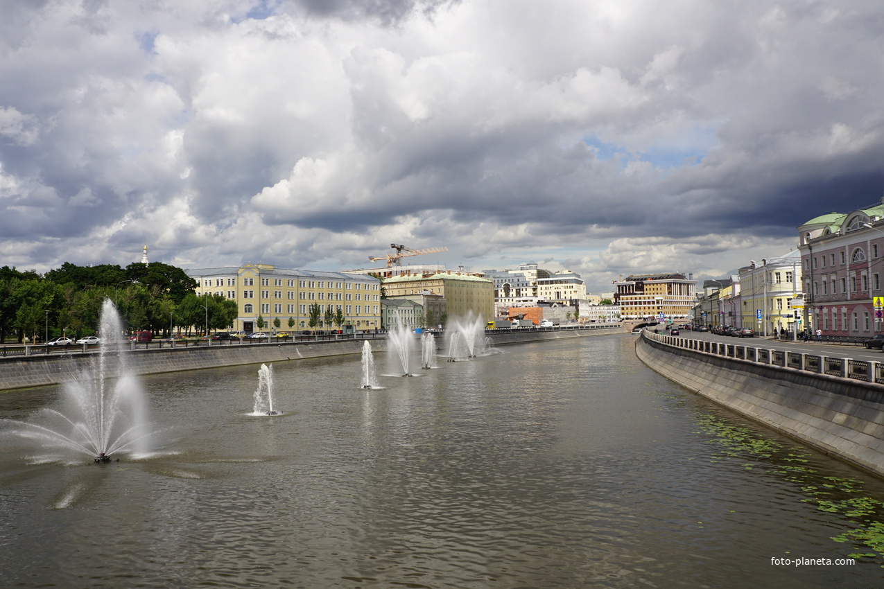 Фонтаны на водоотводном канале Москва реки