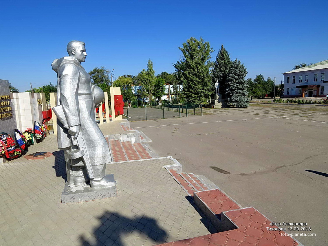 Село дубовское. Ростовская область Дубовский район село Дубовское. Село Дубовское Ростовская область памятник. Дубовское Ростовская область парк. Памятники села Дубовского района.