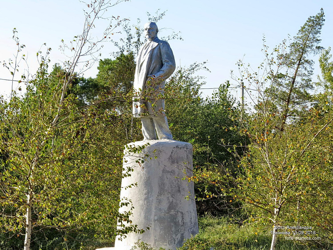 Памятник Ленину в сквере.