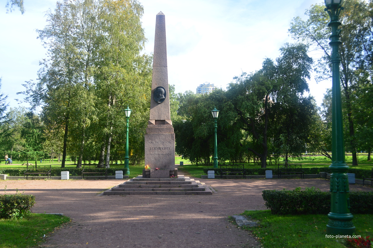 Памятник на месте получения смертельного ранения на дуэли А.С.Пушкина.