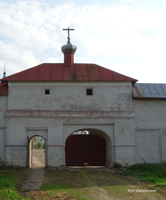 ворота Зеленецкого-Троицкого монастыря