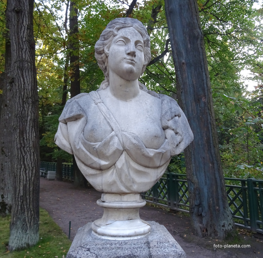 Бюст в Нижнем парке