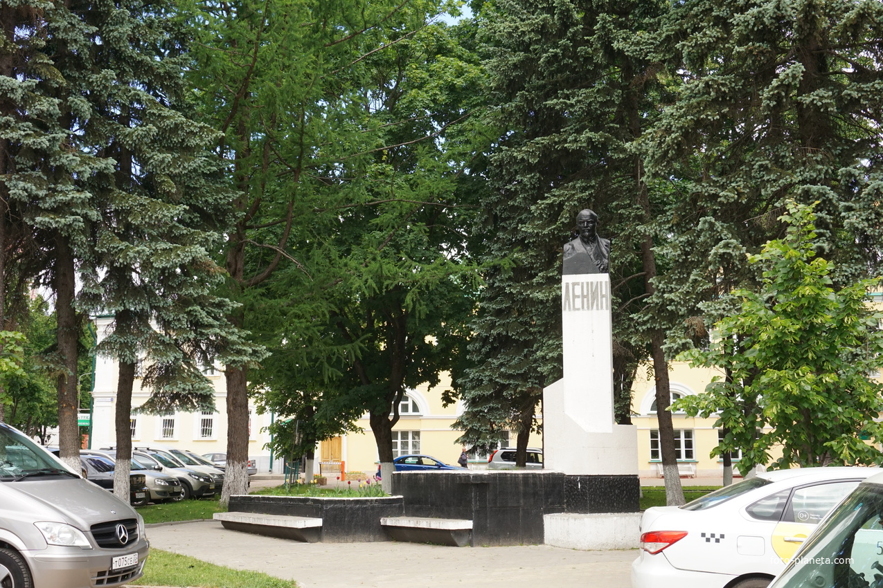 Памятник Ленину на Красногорской площади.