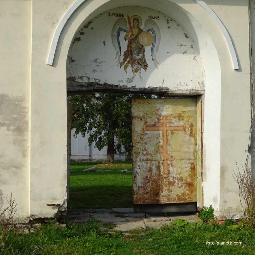 Зеленец. Троицкий Зеленецкий мужской монастырь, ворота