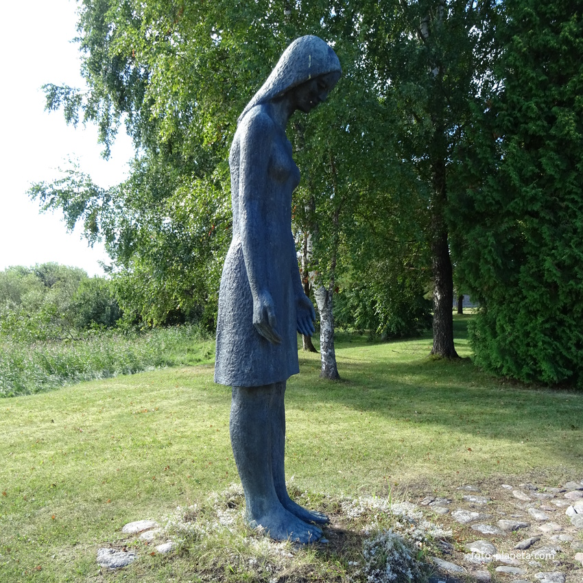 Памятник «Скорбящая женщина» на братской могиле в Муствеэ