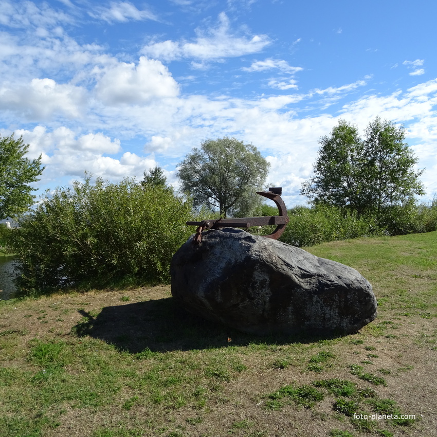 Муствеэ. памятный камень с якорем на берегу