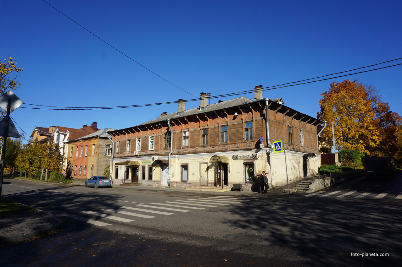 На улице Чкалова.