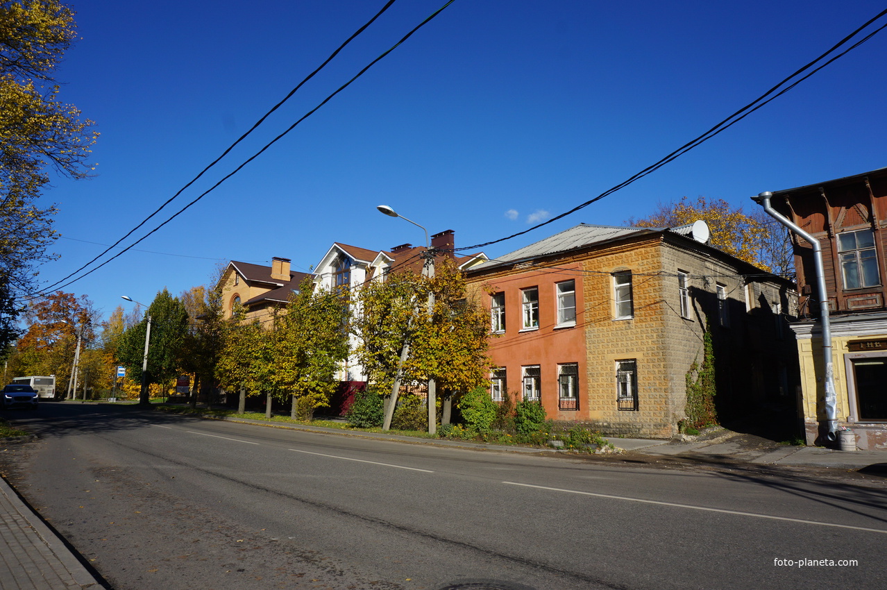 На улице Чкалова.