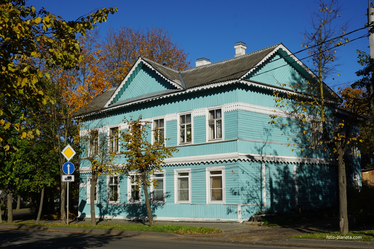 На улице Чкалова.