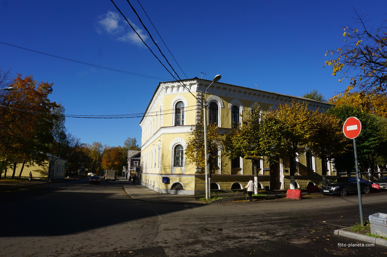 На улице Чкалова.