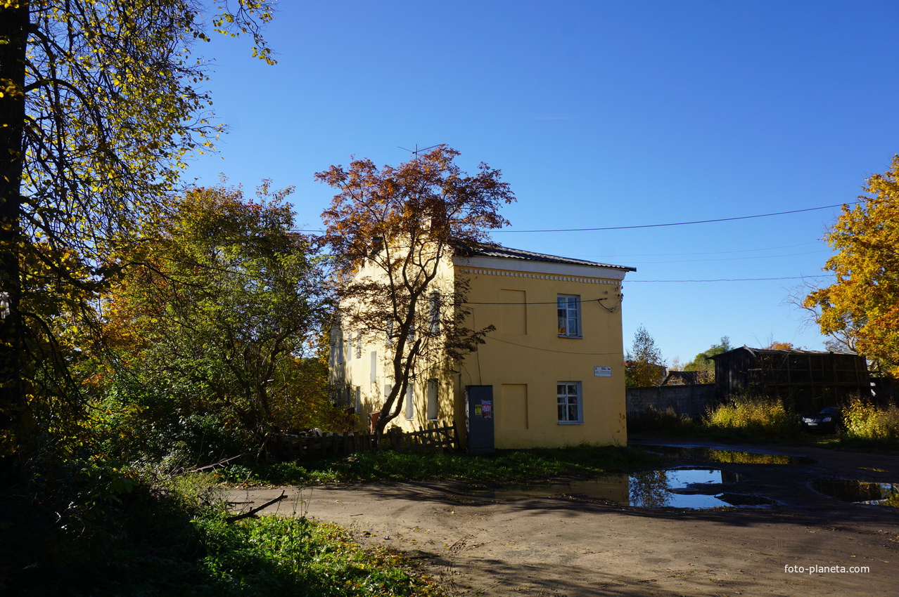 На улице Чкалова.