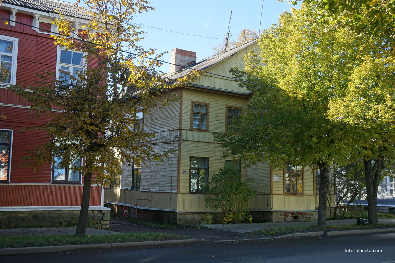 На улице Чкалова.