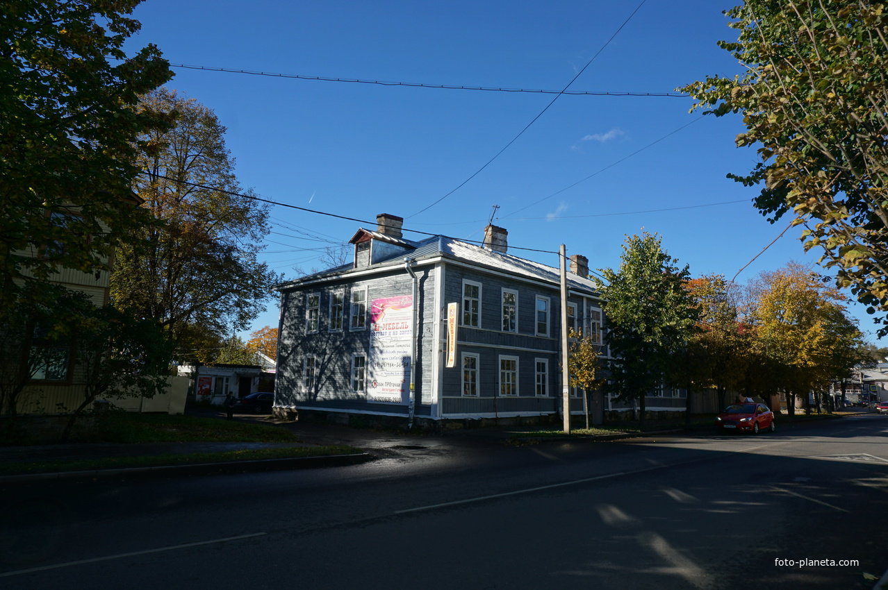 На улице Чкалова.