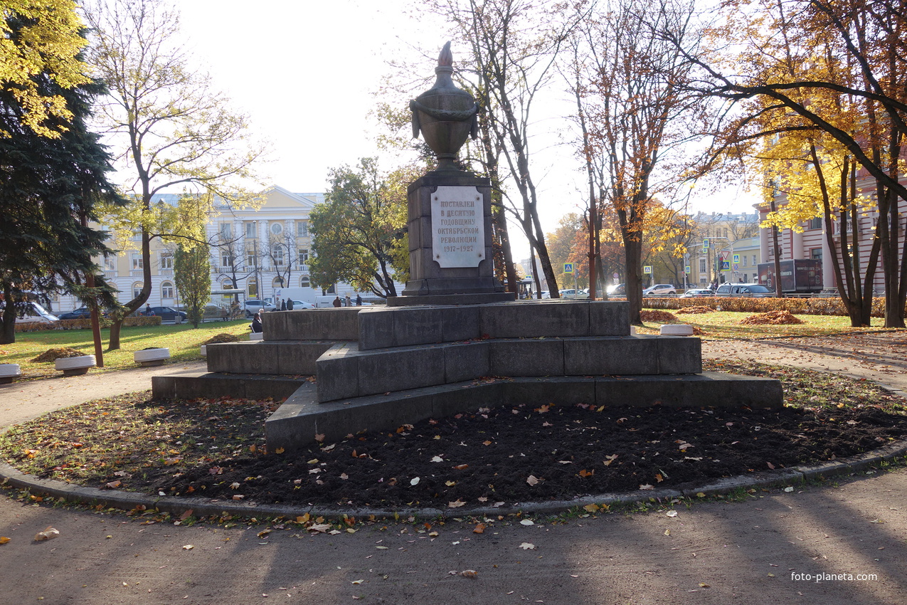 Монумент поставлен в десятую годовщину Октябрьской революции