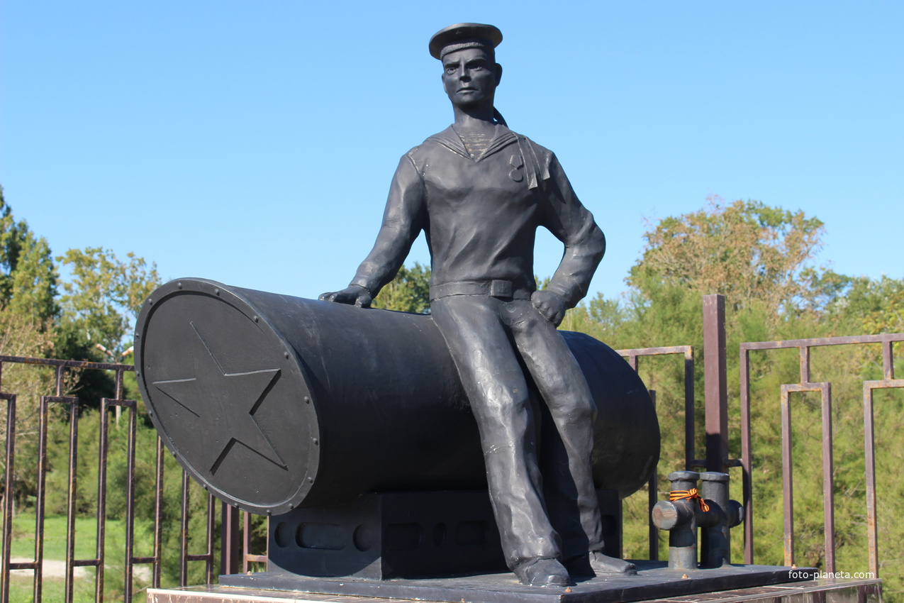 Дивноморское. Памятник военным морякам-катерникам.