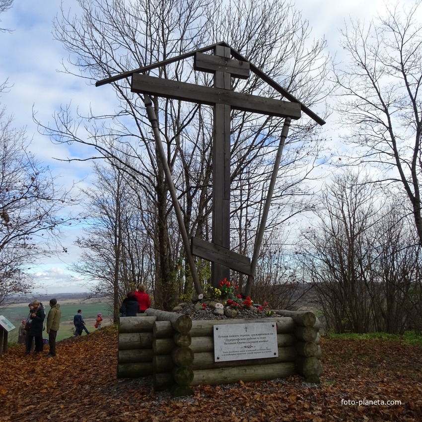 Памятный крест на Вороньей горе. В память о защитниках Дудергофских высот.