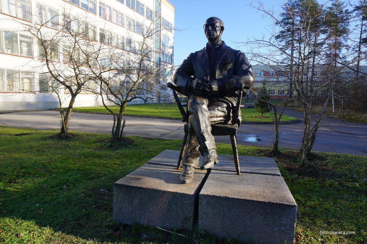 Улица Победы.Статуя