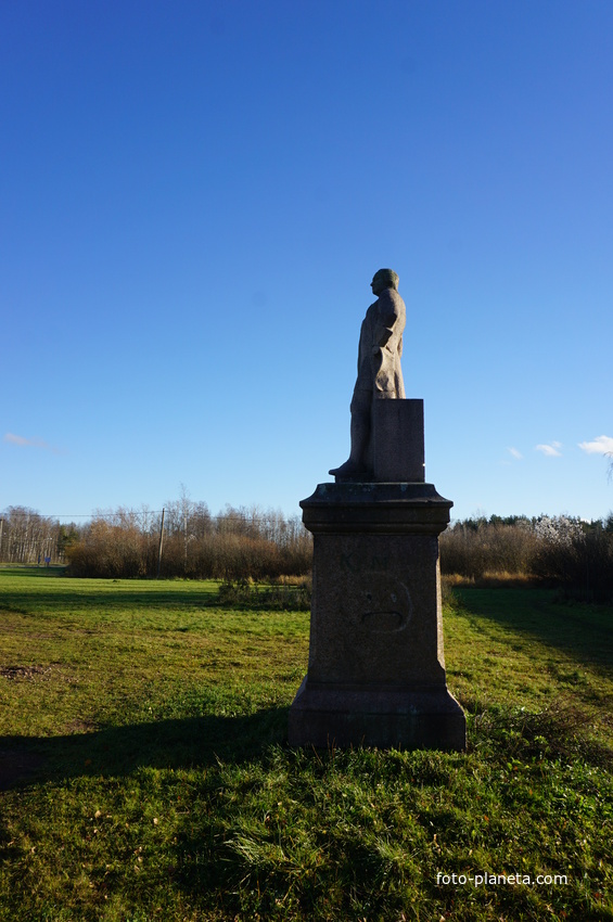 Заброшенный памятник.