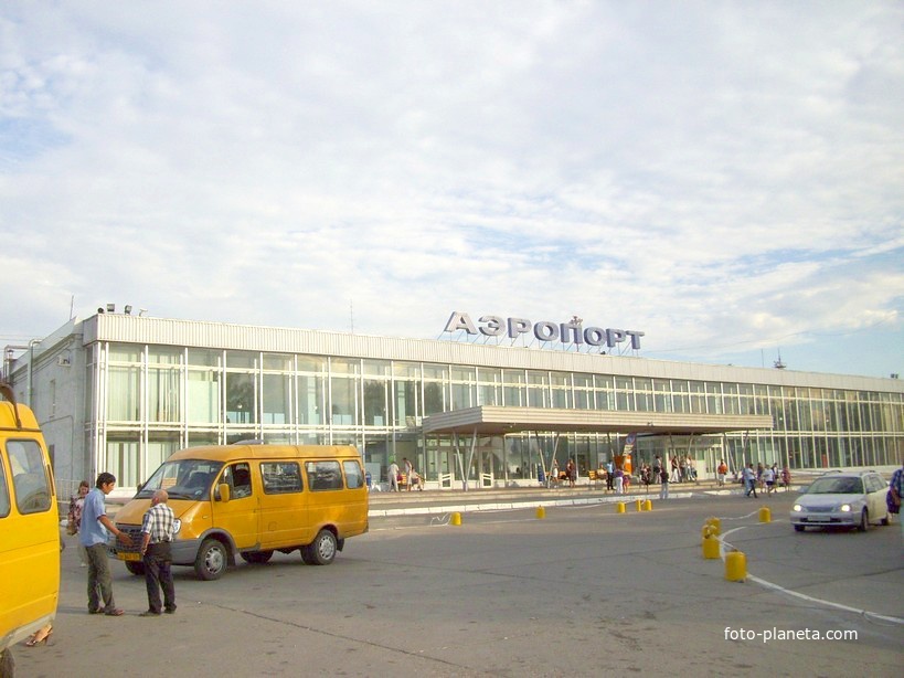 Здание пассажирского терминала в аэропорту