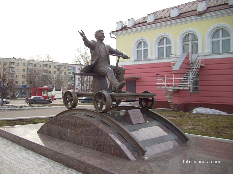 Памятник марийскому артисту и поэту Йывану Кырла (К. Иванову)