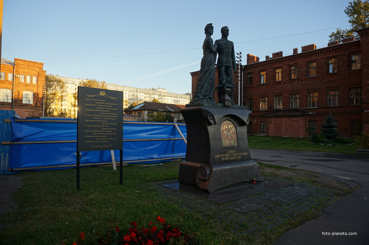 Памятник святым царственным мученикам в Санк-Петербурге...