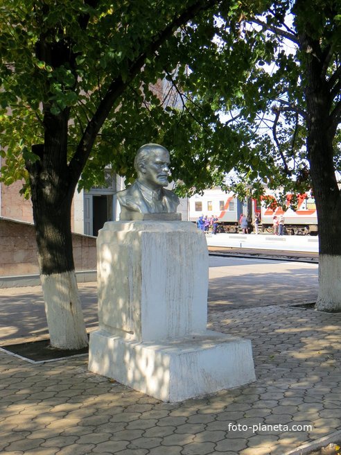 Памятник Ленину на станции Лихая