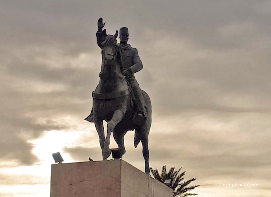 Памятник первому президенту Туниса Хабибу Бургабе