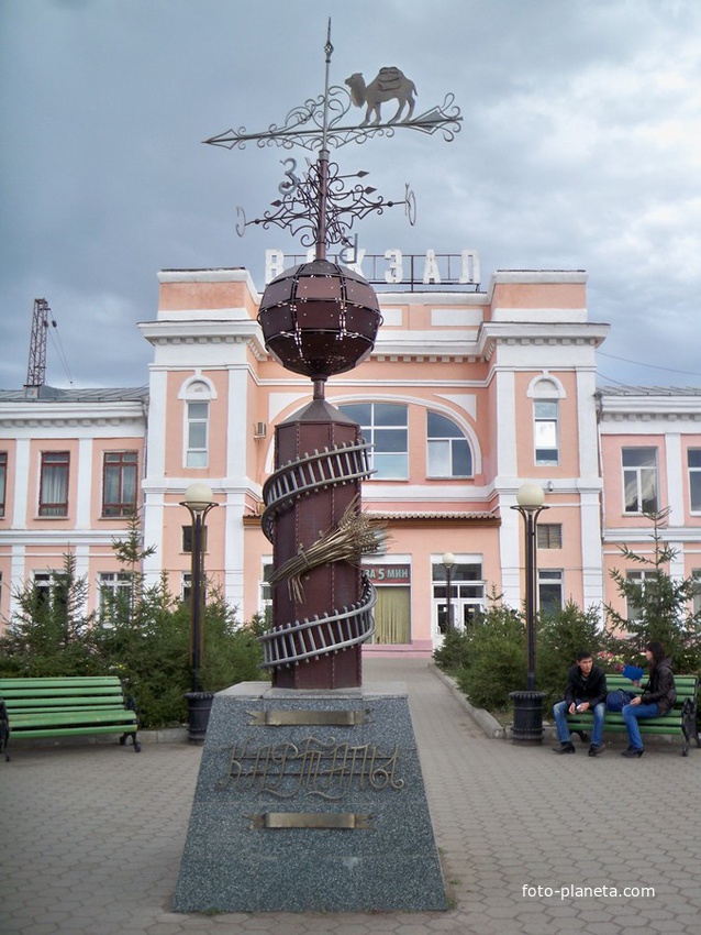 Скульптура на территории вокзала