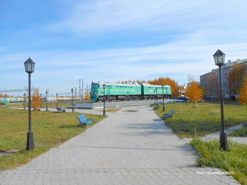 Тепловоз-памятник ТЭ3- у вокзала станции