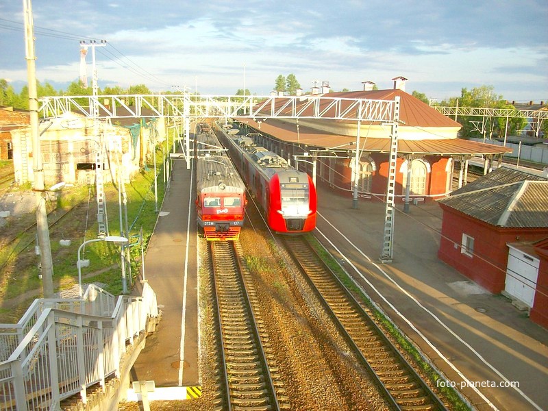 Ржд москва окуловка. Станция малая Вишера. Малая Вишера вокзал. Малая Вишера ЖД вокзал. Малая Вишера вокзал платформа.