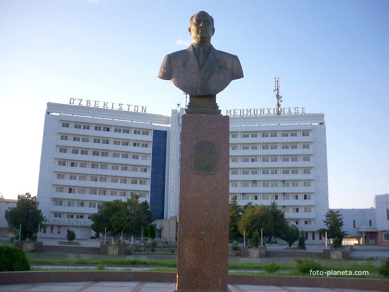 Памятник Шарафу Рашидову и гостиница &quot;Узбекистан&quot;