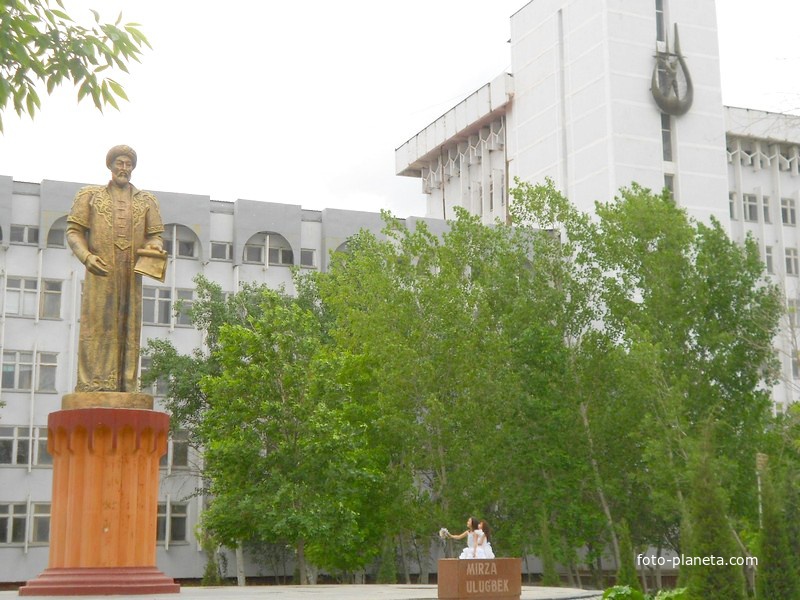 Памятник Мирза Улугбеку