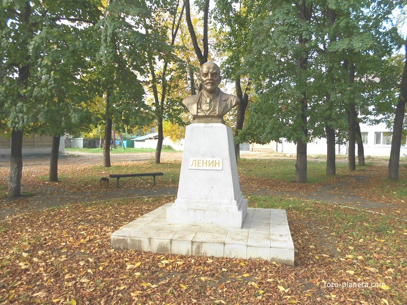 Памятник Ленину у вокзала