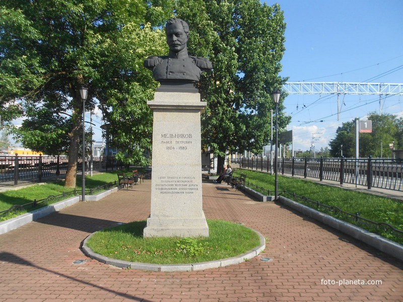 Памятник Мельникову