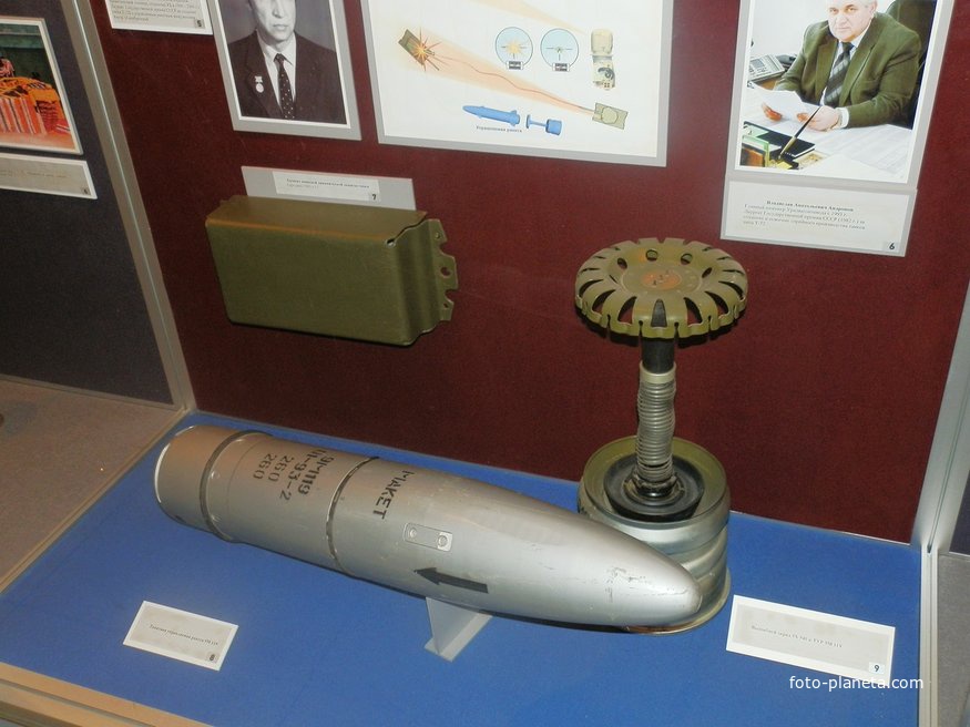 Танковая управляемая ракета и вышибной снаряд